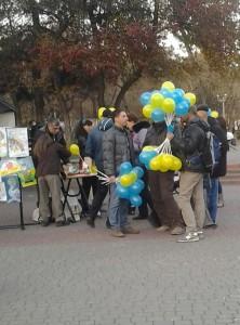 Митинг в поддержку АТО: запорожцы сплели маскировочную сеть и собрали теплые вещи