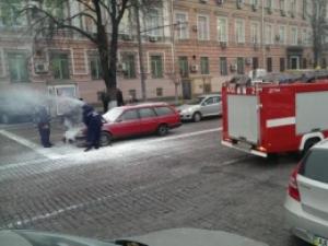 В центре Киева загорелся автомобиль: испуганный водитель тушил масло