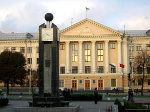 В Запорожье под мэрией проходит митинг против сноса памятников