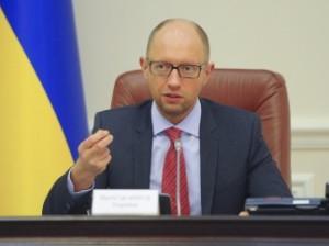 Яценюк указывает на необходимость сокращения чиновников в Киеве