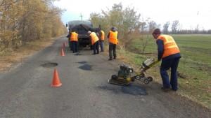 Два десятка ремотников убирали ямы на запорожских дорогах