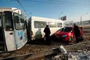 В Запорожье столкнулись троллейбус, маршрутка и авто (Фото)