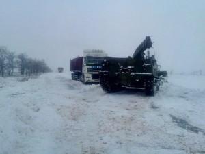 В Запорожской области в снегу застряли 3 грузовика