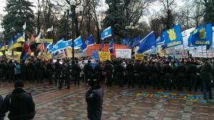 Киев протестует: более двух тысяч активистов пикетируют Раду