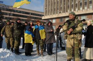 Запорожцы с флагами и караваем встретили бойцов из зоны АТО (Фото)