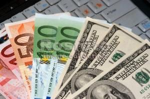 Доллар на «черном рынке» по 25 гривен, евро почти 30