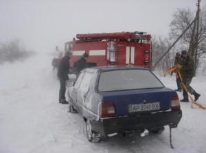 Запорожские спасатели освободили из снежных заносов двоих детей