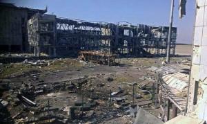 Донецкий аэропорт: разрушены оба терминала, но «киборги» держат оборону