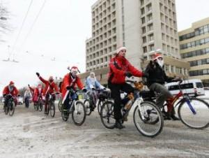 По Запорожью проехались Деды Морозы на велосипедах