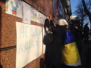 Киевляне под посольством Канады благодарят за помощь украинским военным