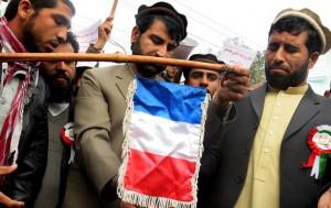 Протестующие в Афганистане сожгли французский флаг