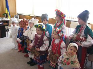 Маленькие «щедрувальники» обсыпали чиновников пшеницей