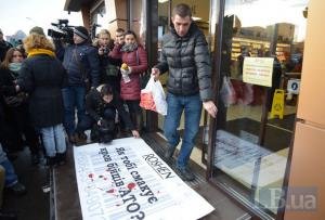 «Автомайдановцы» под столичным магазином «Рошен» требовали закрыть его липецкие фабрики