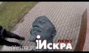 Бердянск: вооруженные националисты снесли памятник Ленину (ВИДЕО)