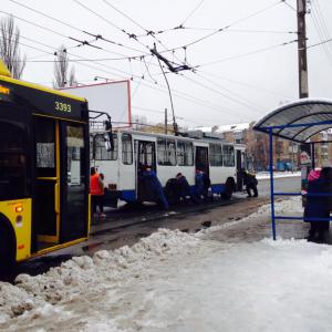 В Киеве пассажиры «спасали» троллейбус из снежной ловушки