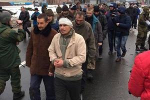 Пленных «киборгов» ведут по улицам Донецка к месту теракта