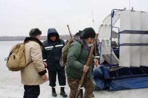 В Запорожской области несколько рыбаков оказались на оторванной льдине