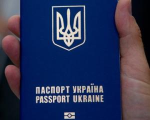 Яценюк обещает, что биометрические паспорта начнут выдавать с 12 января