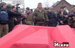 На отпевании «киборгов» в Донецке присутствовали их родители и ополченцы ДНР (ВИДЕО)