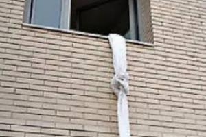 В Киеве девушка по простыням спускалась с 9-этажки