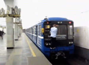 В Киеве подросток прицепился к вагону метро и упал на рельсы