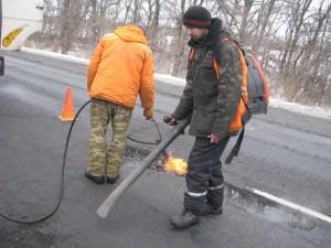 Запорожские дорожники «латают» ямы даже зимой