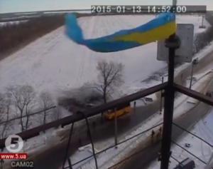 Опубликовано видео обстрела боевиками автобуса под Волновахой