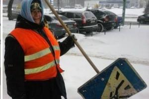 В Запорожье дворники чистят снег дорожными знаками