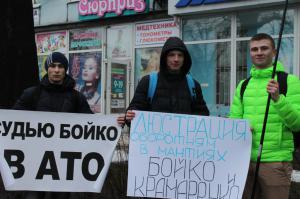 Запорожцы вышли на митинг под судом: «Не поможет — будем запихивать в мусорки»