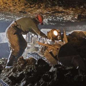 На Донбассе снаряд попал в шахту: под землей заблокированы десятки шахтеров