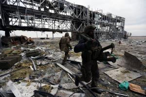 Из Донецкого аэропорта эвакуировали раненных, - советник Порошенко