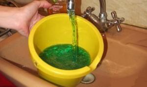 Киевлян предупреждают: из кранов потечет зеленая вода