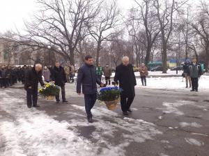 Более сотни запорожцев возложили цветы на Аллее защитников Отечества