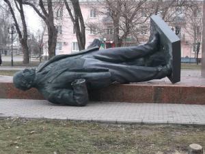 В Бердянске неизвестные с автоматами снесли памятник Ленину (Фото)