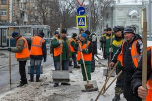 Киевских дворников заставляют разносить повестки