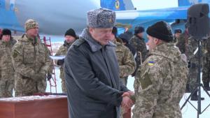 Украинские военные с техникой выходят из Дебальцево, - Порошенко