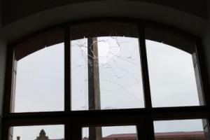 В Киеве пьяный дебошир побил окна в КГГА
