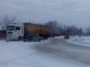 В Запорожье фура не разминулась с легковушкой