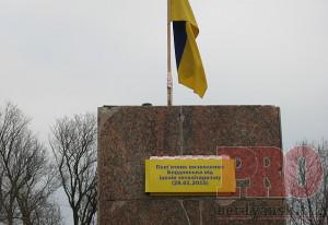 В Бердянске переименовали постамент и облили краской памятник Ленину