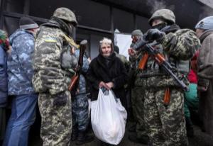 Ukrainian authorities and rebels evacuate civilians from front line town of Debaltsevo