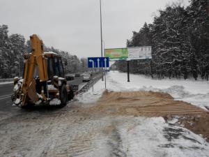 Под Киевом коммунальщики строят усиленный блокпост