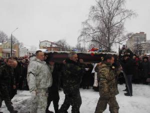 Сотни людей на коленях прощались с погибшим разведчиком