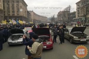 Крещатик заблокировали 30 авто с флажками «Мир, справедливость»