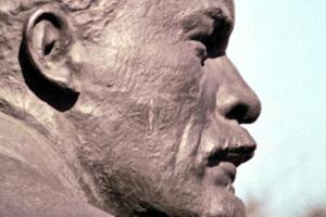В Запорожской области снесли очередной памятник Ленину