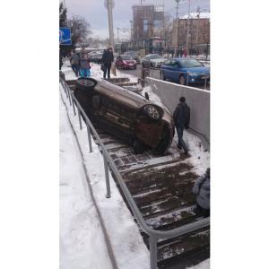 В столице автомобиль влетел в подземный переход