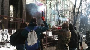 В Киеве активисты бросили дымовую шашку в белорусское посольство