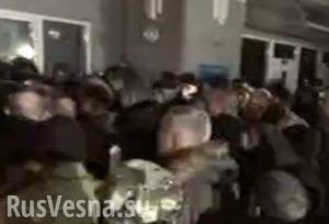 МОЛНИЯ: Каратели штурмуют администрацию президента Украины (онлайн трансляция)