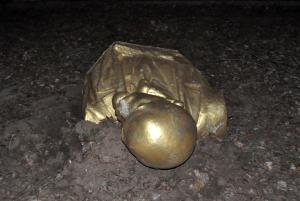 В Запорожье ночью снесли бюст Ленина (Фото)