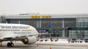 Аэропорт «Киев» расчищает аэродром от снега