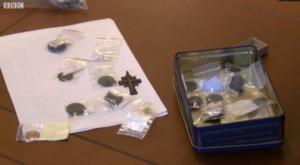 В грунте Почтовой площади археологи нашли старинные монеты и крестик